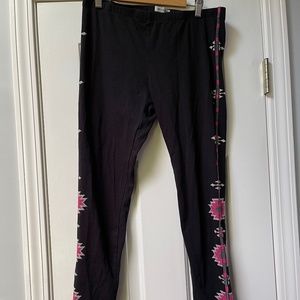 JOHNNY WAS Size med Black embroidered leggings